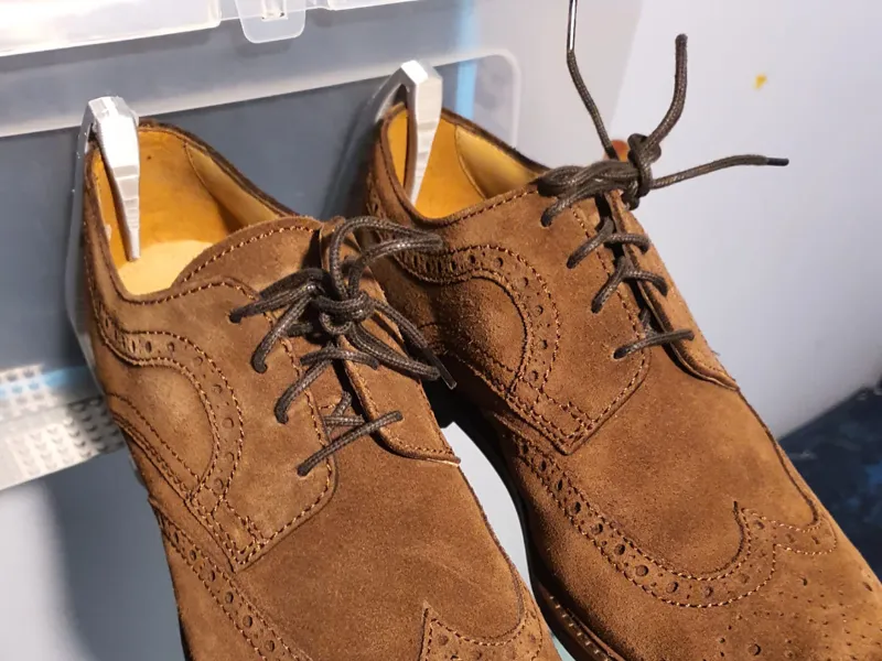 Wall-mountable floating shoe holder
