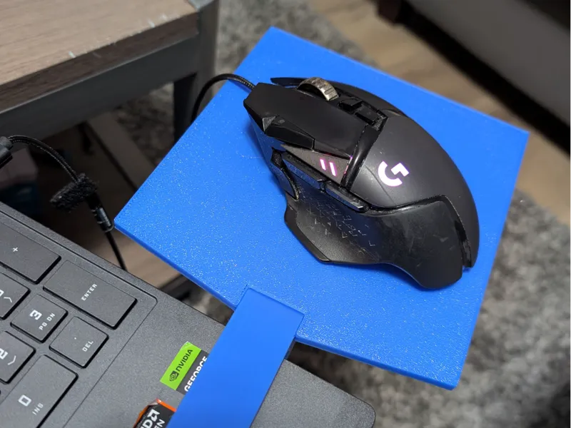 Clip-on laptop mousepad 
