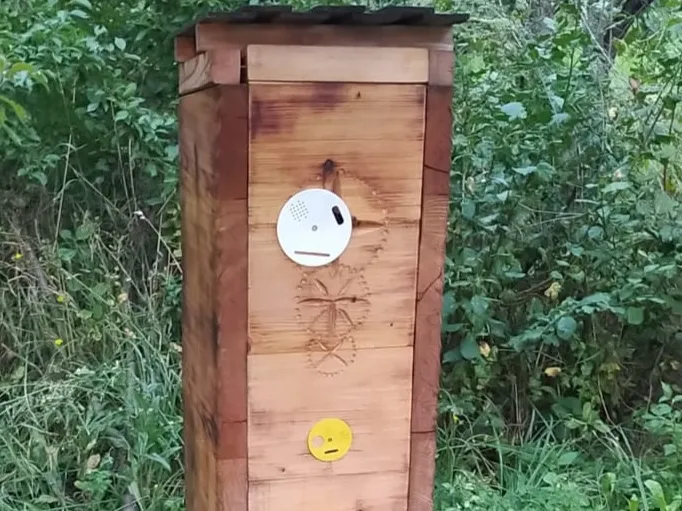 Circular beehive entrance