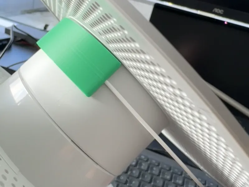 Clip for respooling filament