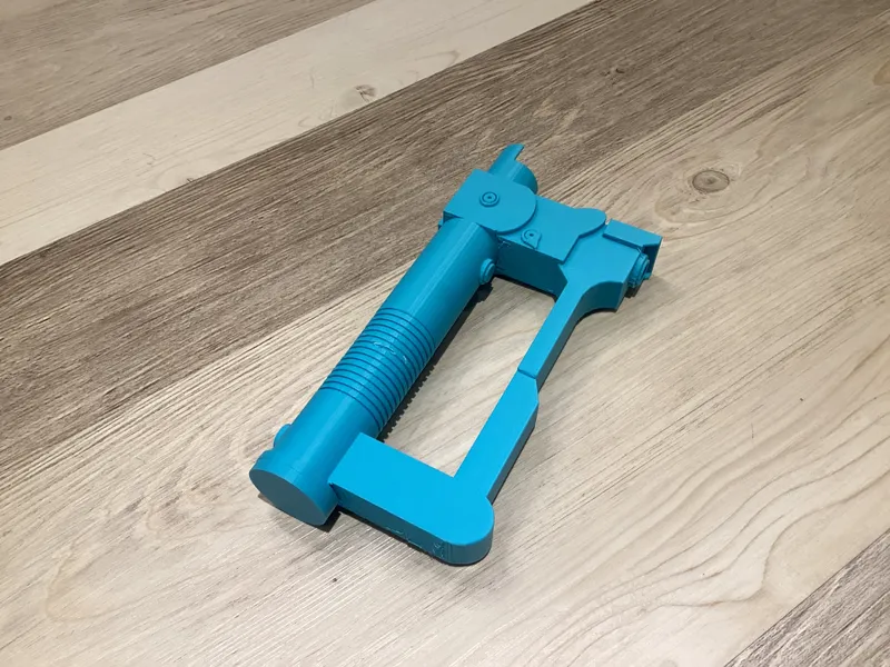 Ezra bridges blaster lightsaber (collapsing)
