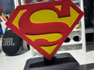 Logo Superman con stand