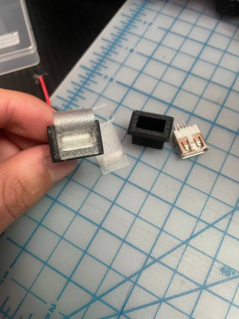 USB A component holder with dust cover