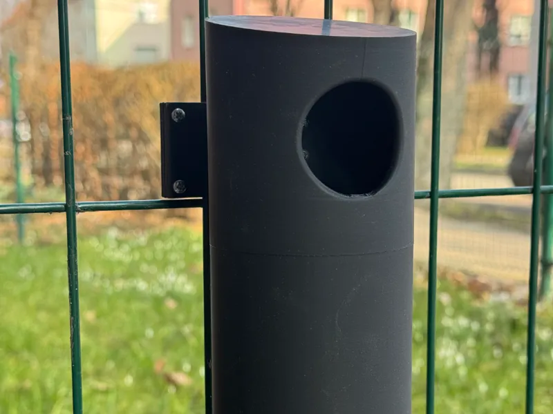 Ashtray with a screw-off bottom mounted on a fence