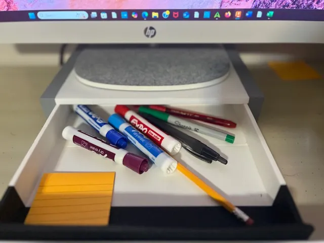 Sturdy monitor or laptop riser