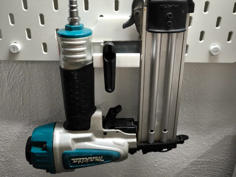 Skadis Makita nailer support