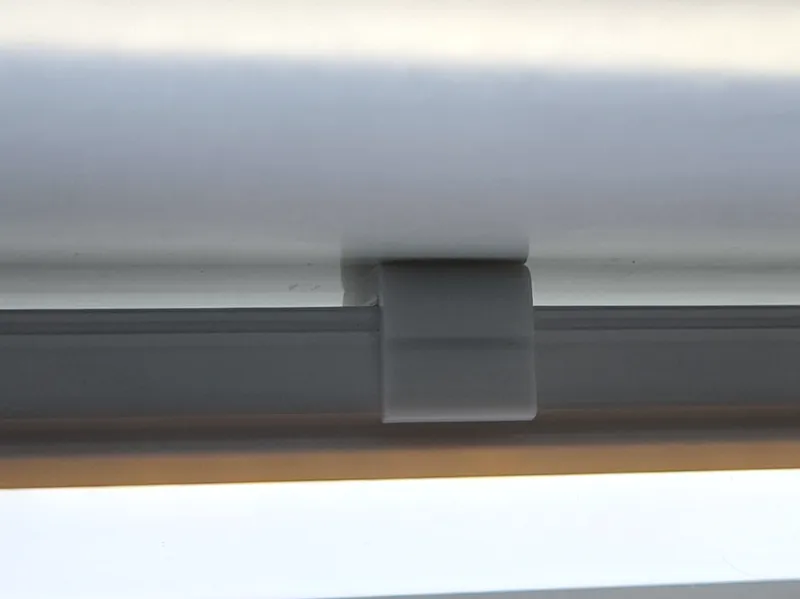 Fluorescent tube clip
