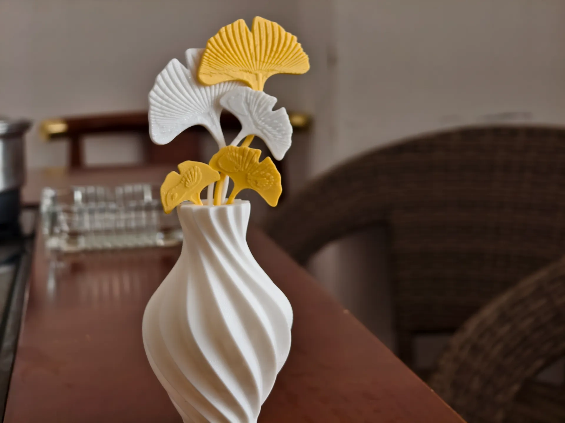 Vazo, ginkgo yaprakları, süs eşyaları