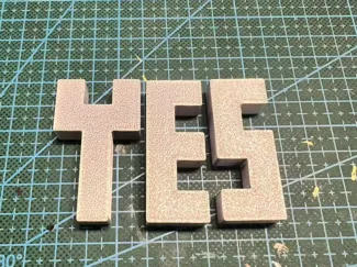 益智玩具“YES"拼成一个对称图案