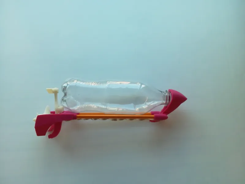 可乐瓶子制作的动力船  