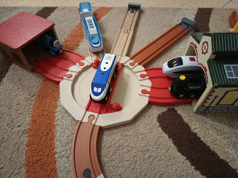 Turntable for wooden train set