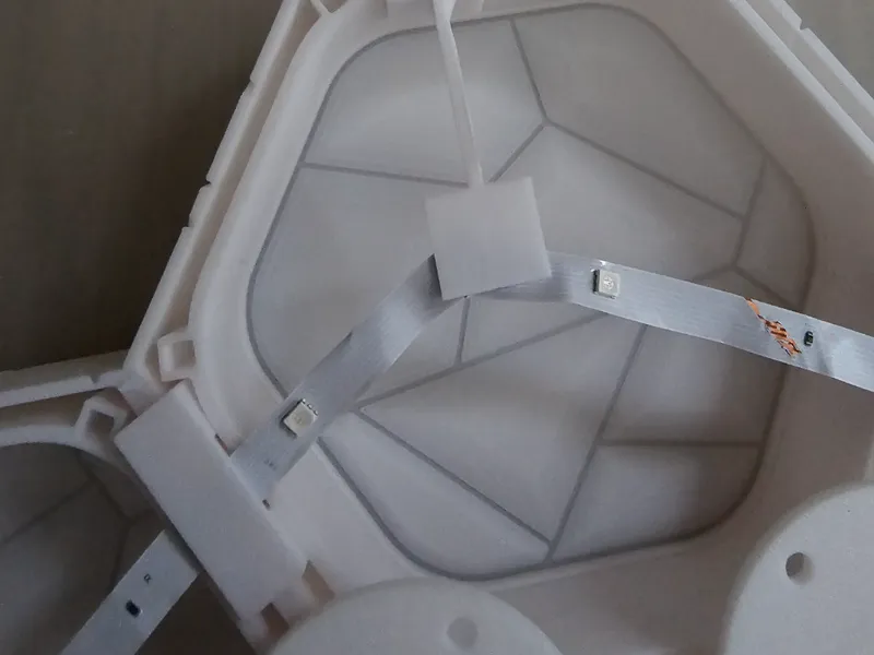 Befestigung für ein LED Band am HEXALEAF