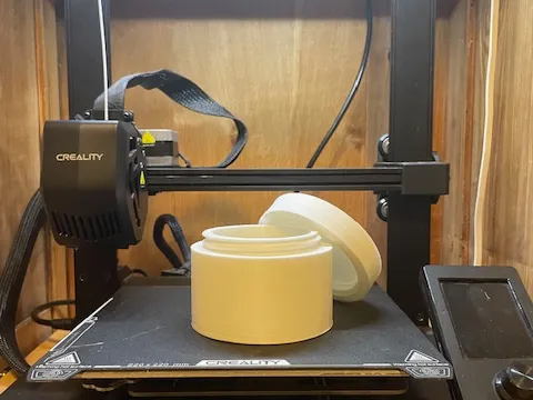 Round container with screweble lid