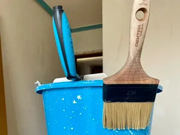 Bucket mod clip for brush
