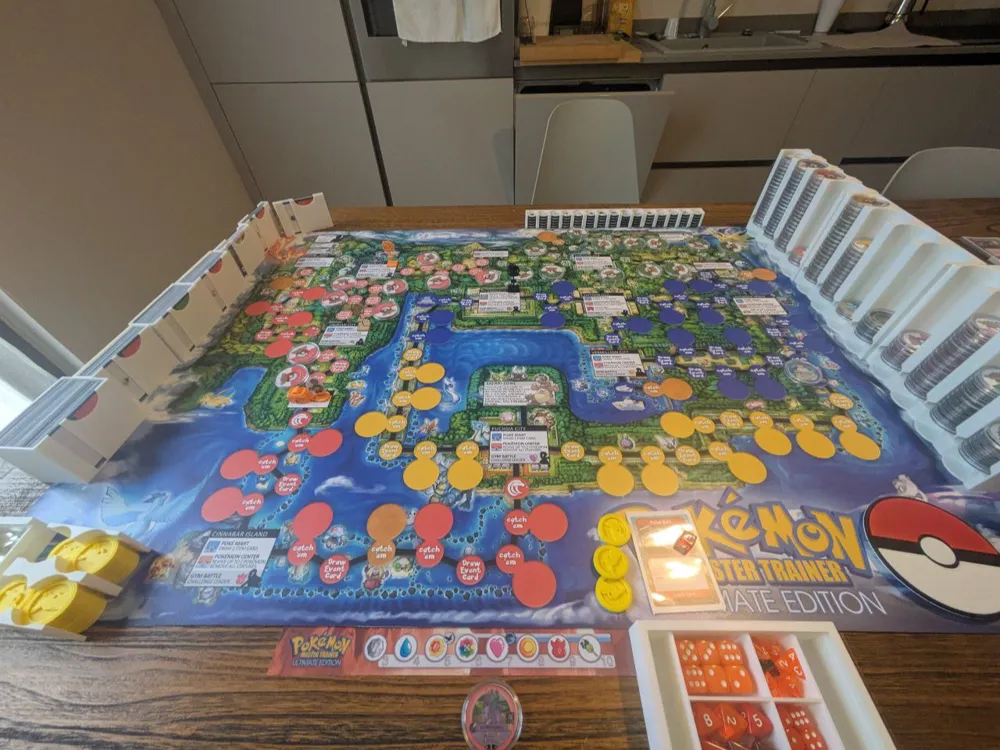 Pokémon Entrenador Mission – Juego De Mesa Interactivo Con Detector De Voz Y Luces, Captura Pokémon (1-4 Jugadores, +5 Años)