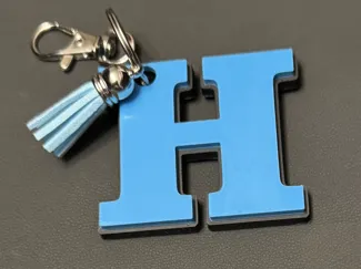 Llavero dos colores con forma de H