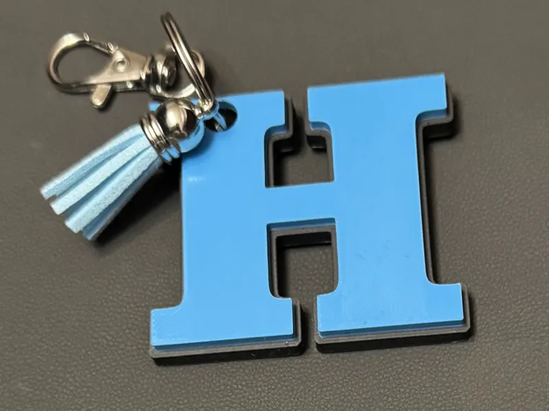 Llavero dos colores con forma de H