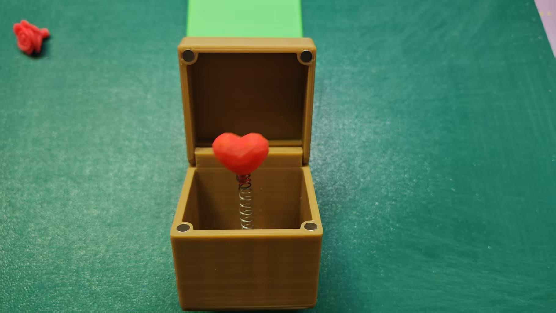 La Caja De Bromas: Divertido Desafío con Sorpresa del Dedo Corazón, Adornos Molestos Impresos En 3D para Cajas De Regalo, Adornos De Halloween Y
