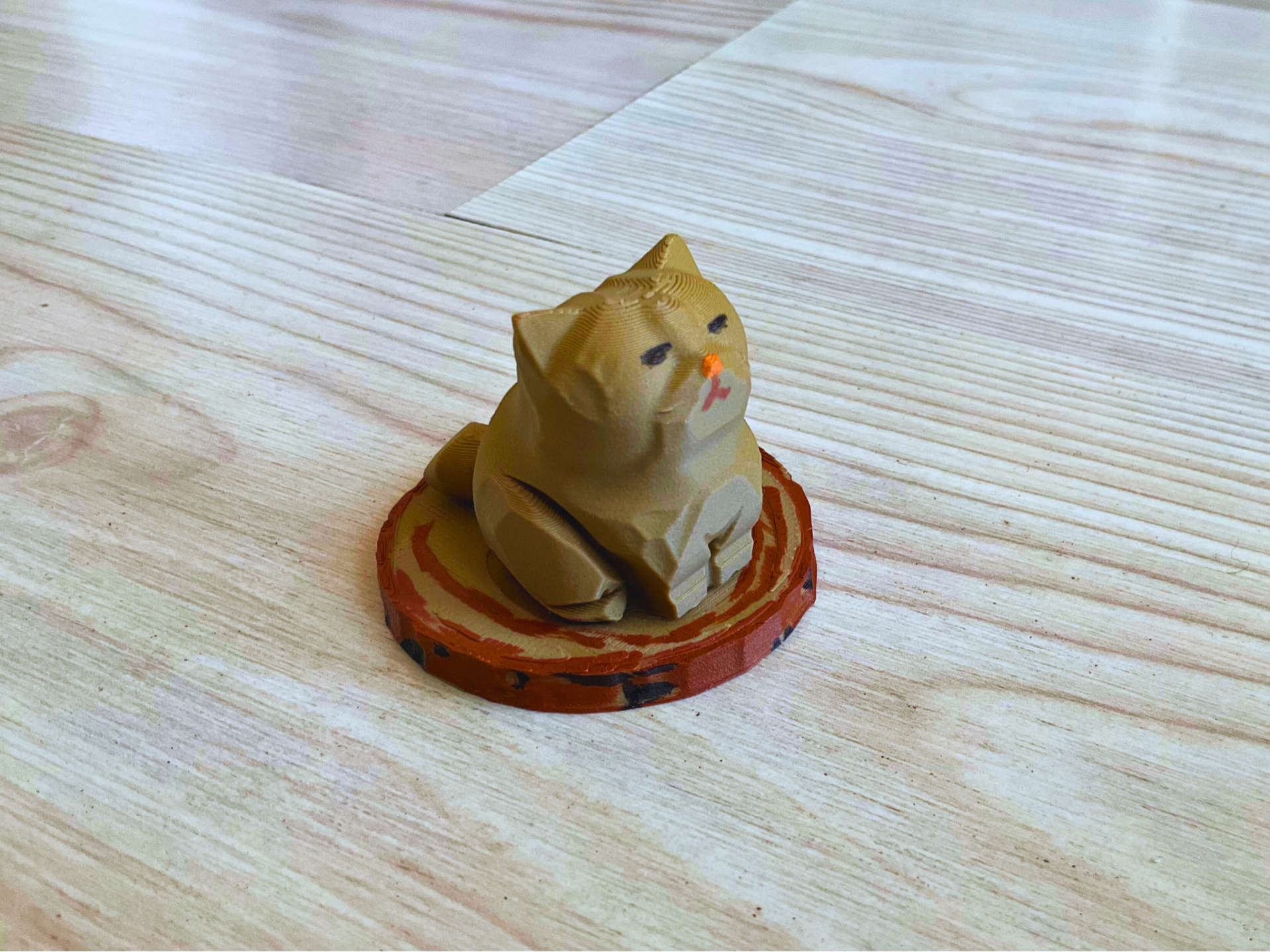 树桩上做了一直可爱的小猫咪 木雕摆件