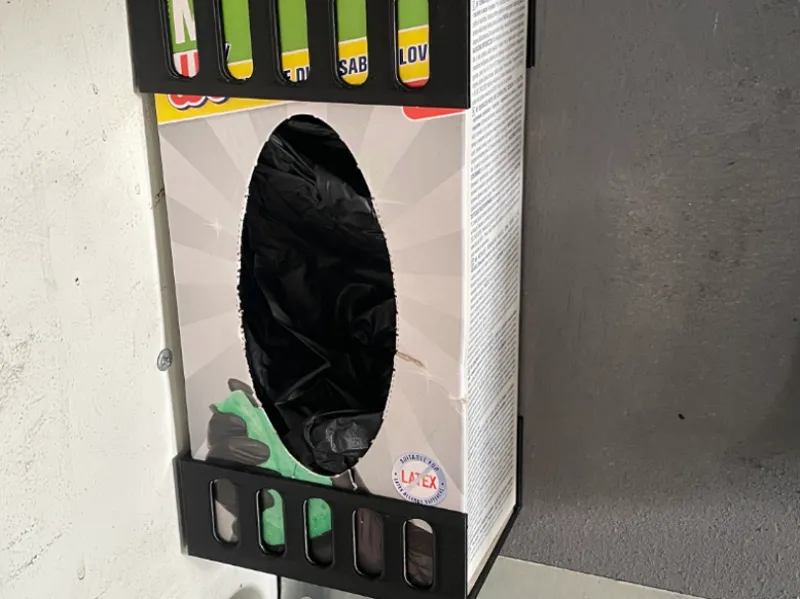 Nitrile glovebox mount vertically or horizontally