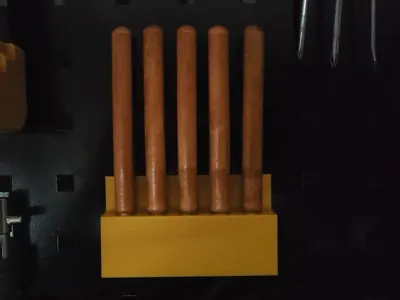 Woodcarving knife and screwdriver holder, designed for pegboards with 28mm spacing between square holes