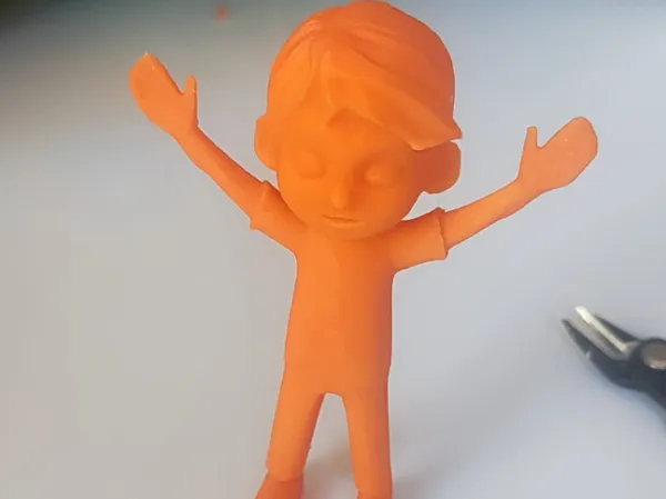 Petit garçon aux bras levés