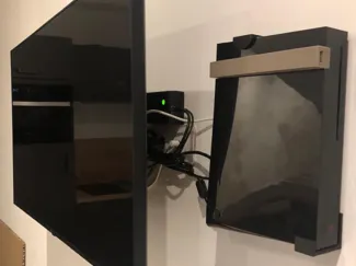 Freebox wall mount 