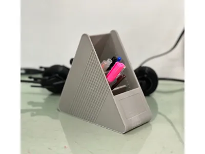 Triangular pen holder 