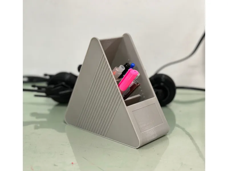Triangular pen holder 