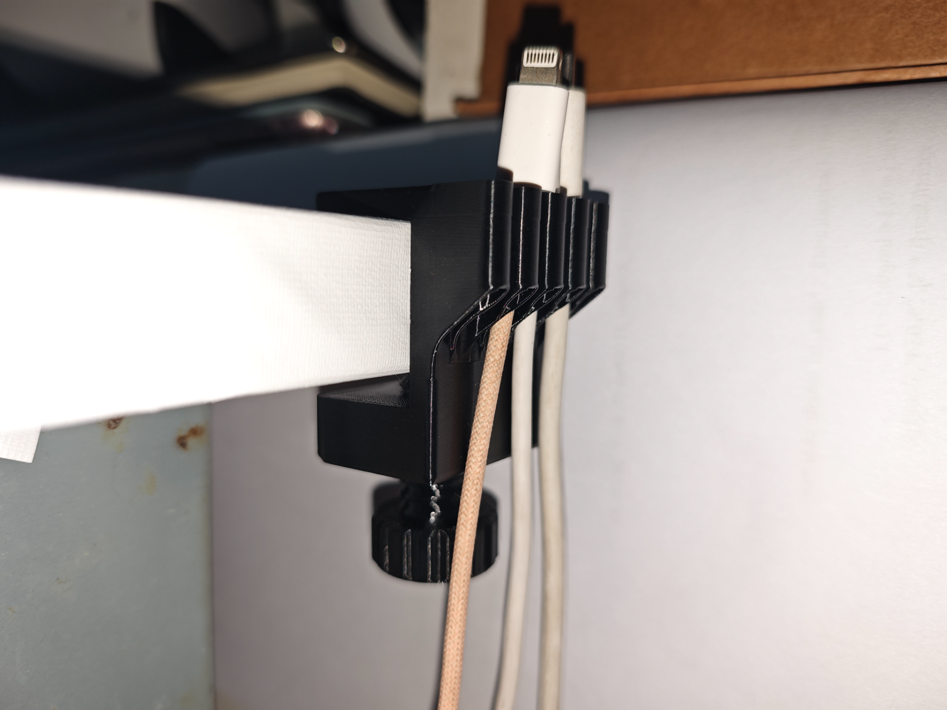 夹桌数据线收纳