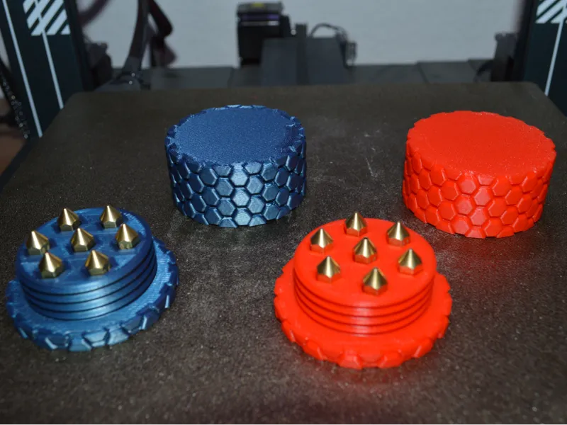nozzel holder with screw on lid