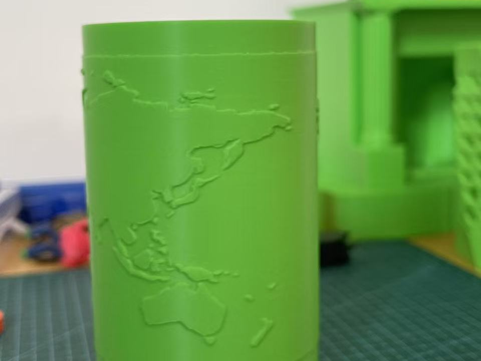 《世界地理》笔筒
