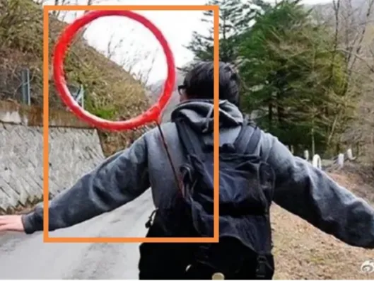 行走的显眼包，谁背谁出“圈”----一个普通的红色圈圈