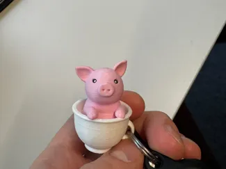 Świnka w kubku brelok / Piggy in a cup keychain