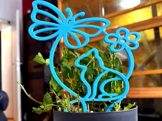 Katze mit Blume und Schmetterling