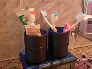 kubki na pastę do zębów i szczoteczki