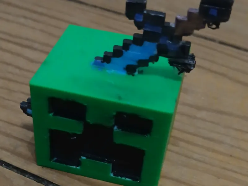 Minecraft Creeperkopf mit Schwert