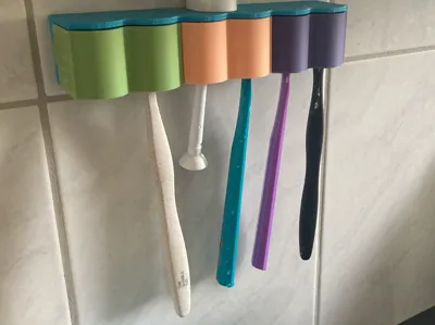 Tooth brush holder