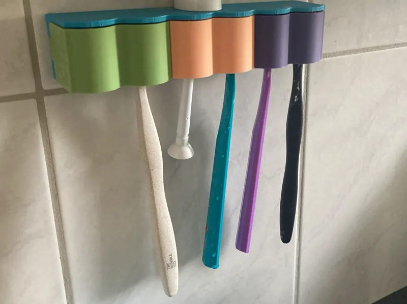 Tooth brush holder
