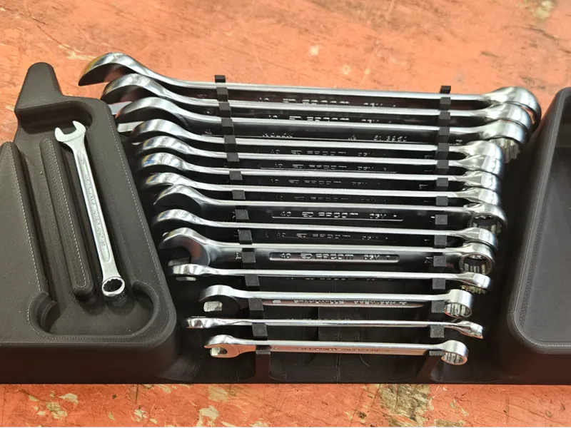 Wrench organizer for tool cart