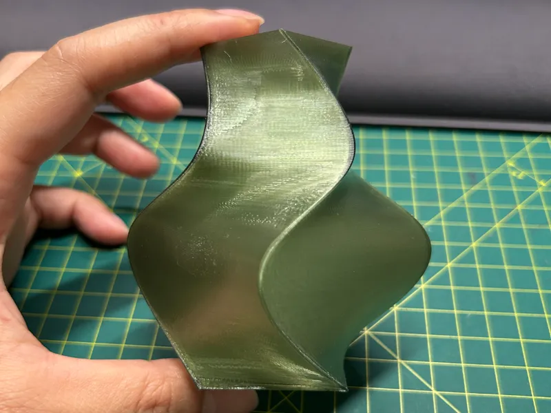扭扭花瓶 用PETG transparent打印的，无竹屎，无支撑