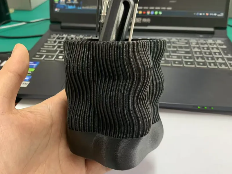 凹凸变形笔筒
