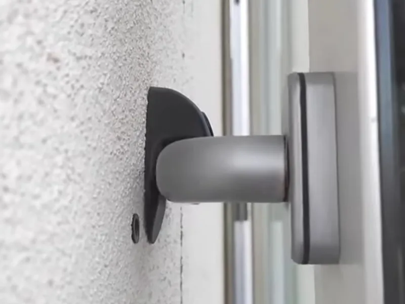 ferma porta a muro