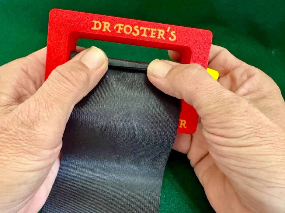 A person holding a device

Description automatically generated