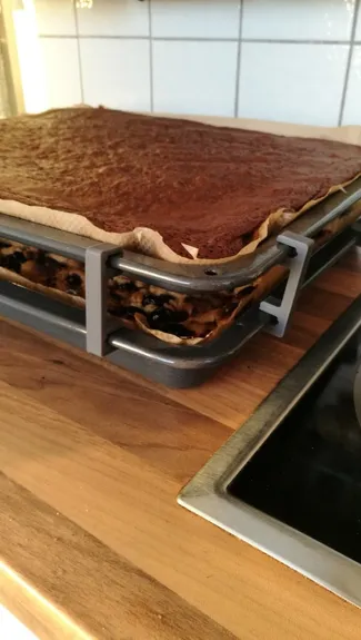 Baking tray stacker 