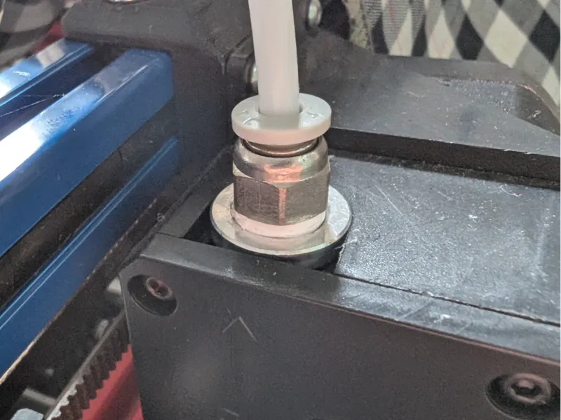 Pneumatic connector C-clip