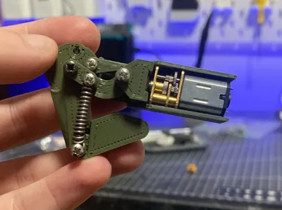adapting and locking mechanical finger 