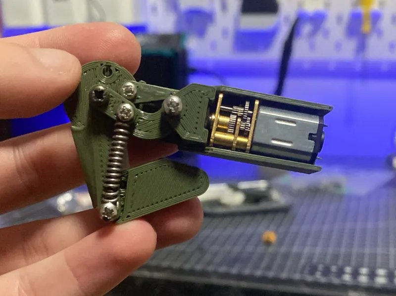 adapting and locking mechanical finger 
