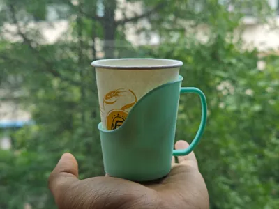 Just dozens of grams of 3D printed paper cup sleeves, with handles, heat-insulated