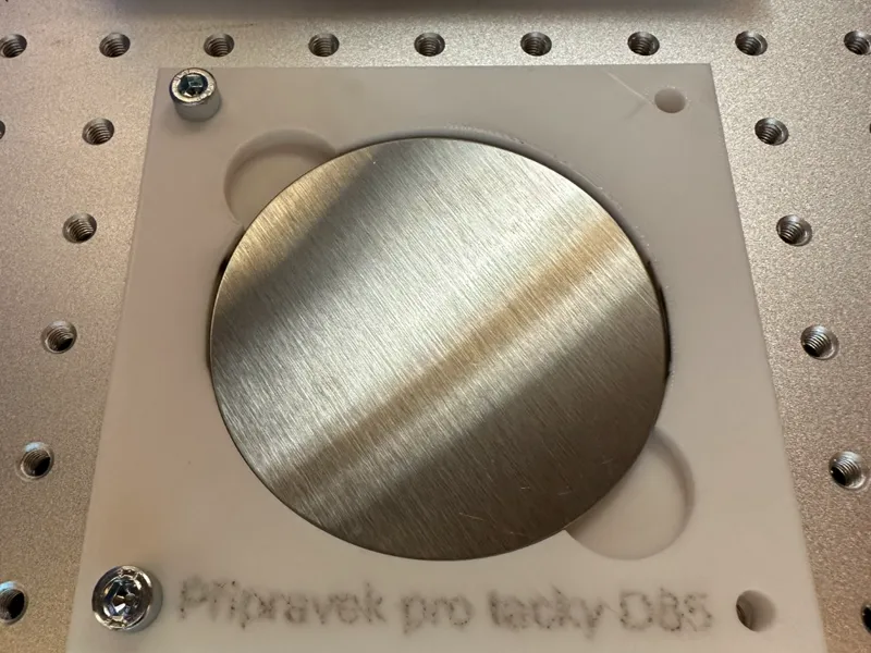 Šablona pro gravírování galvo laserem tácku D85